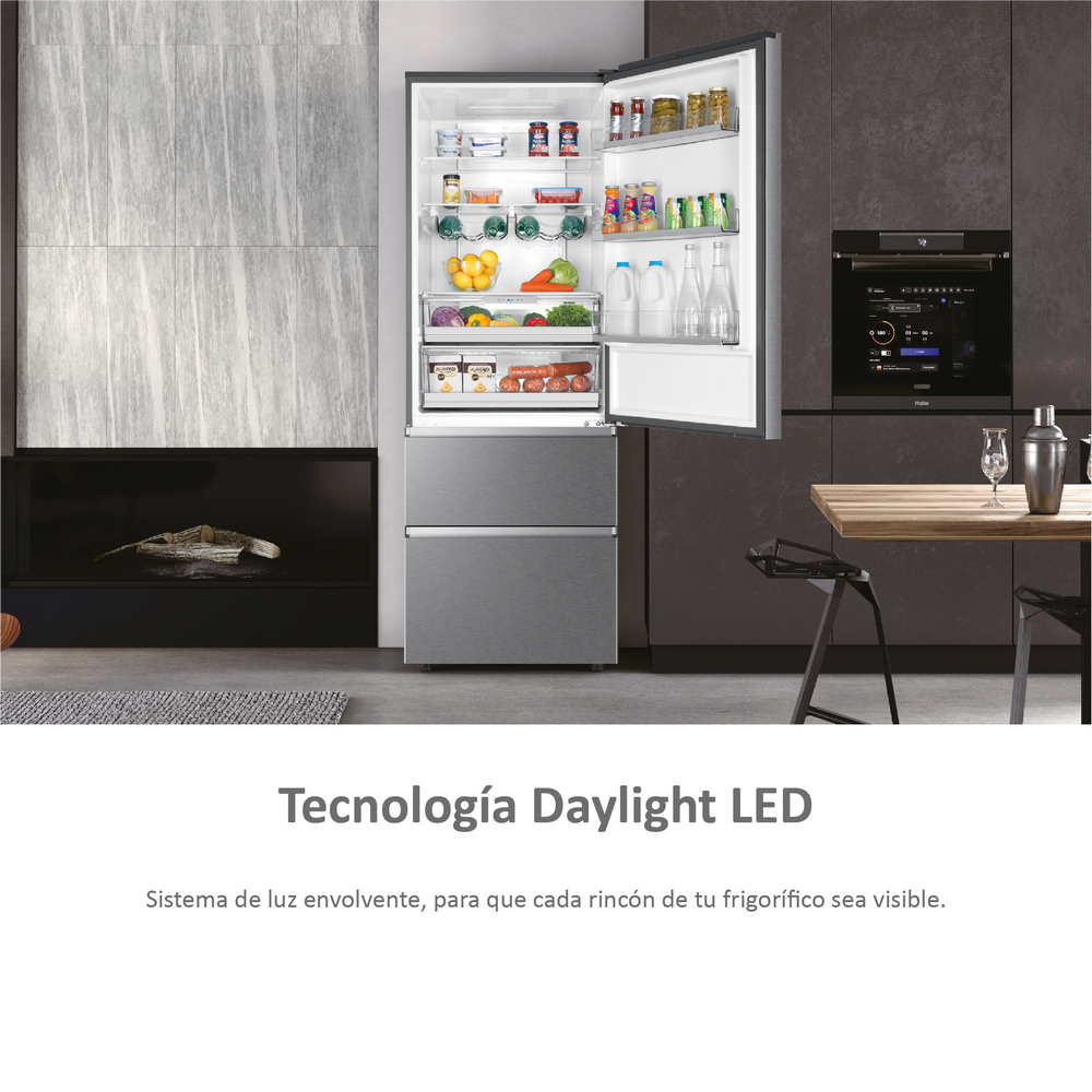 Refrigerador abierto con alimentos, iluminación LED e interior gris oscuro.