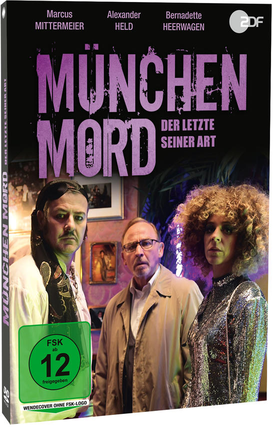 Filmcover von „München Mord“ mit drei Personen vor einem Gebäude. Text-Overlay.