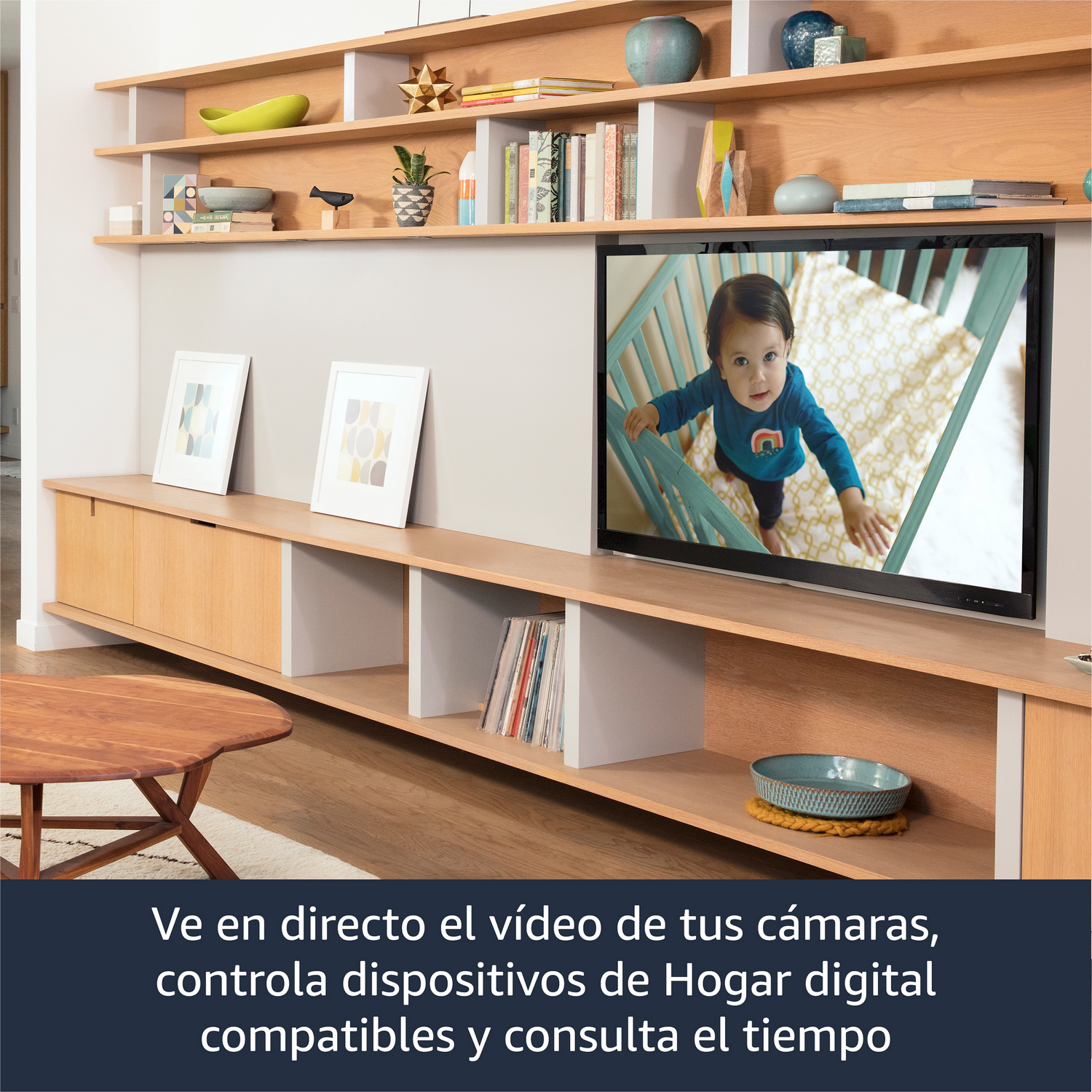 Un televisor en un estante de madera muestra a un niño en una cuna. El texto abajo dice: Video en vivo, dispositivos digitales.
