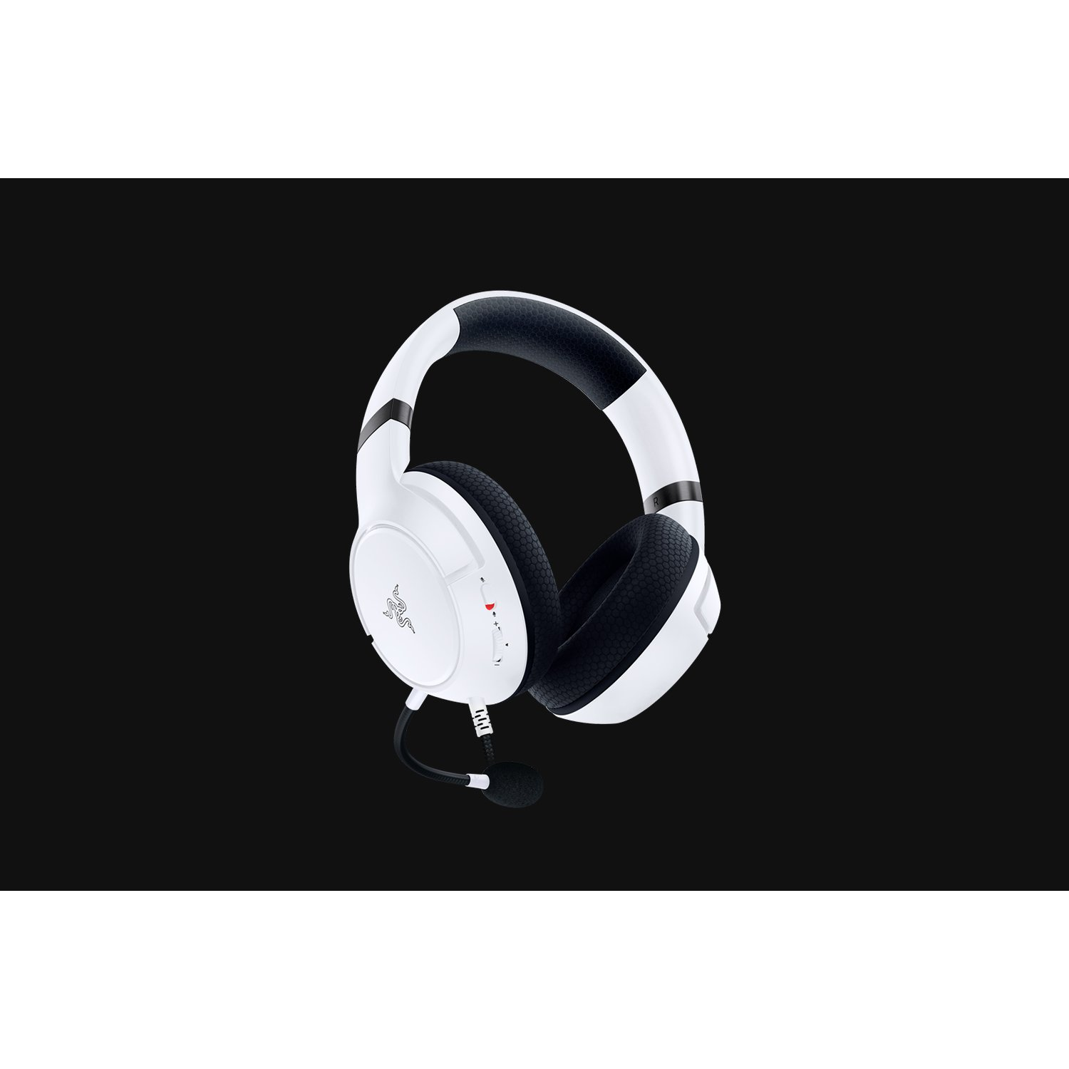 Auriculares para juegos blancos y negros con micrófono, sobre fondo negro.