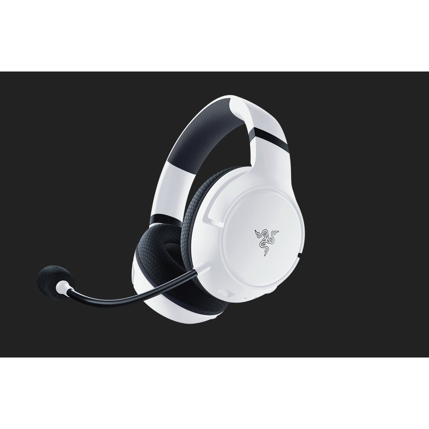 Auriculares de juego Razer blancos con micrófono negro sobre fondo negro.
