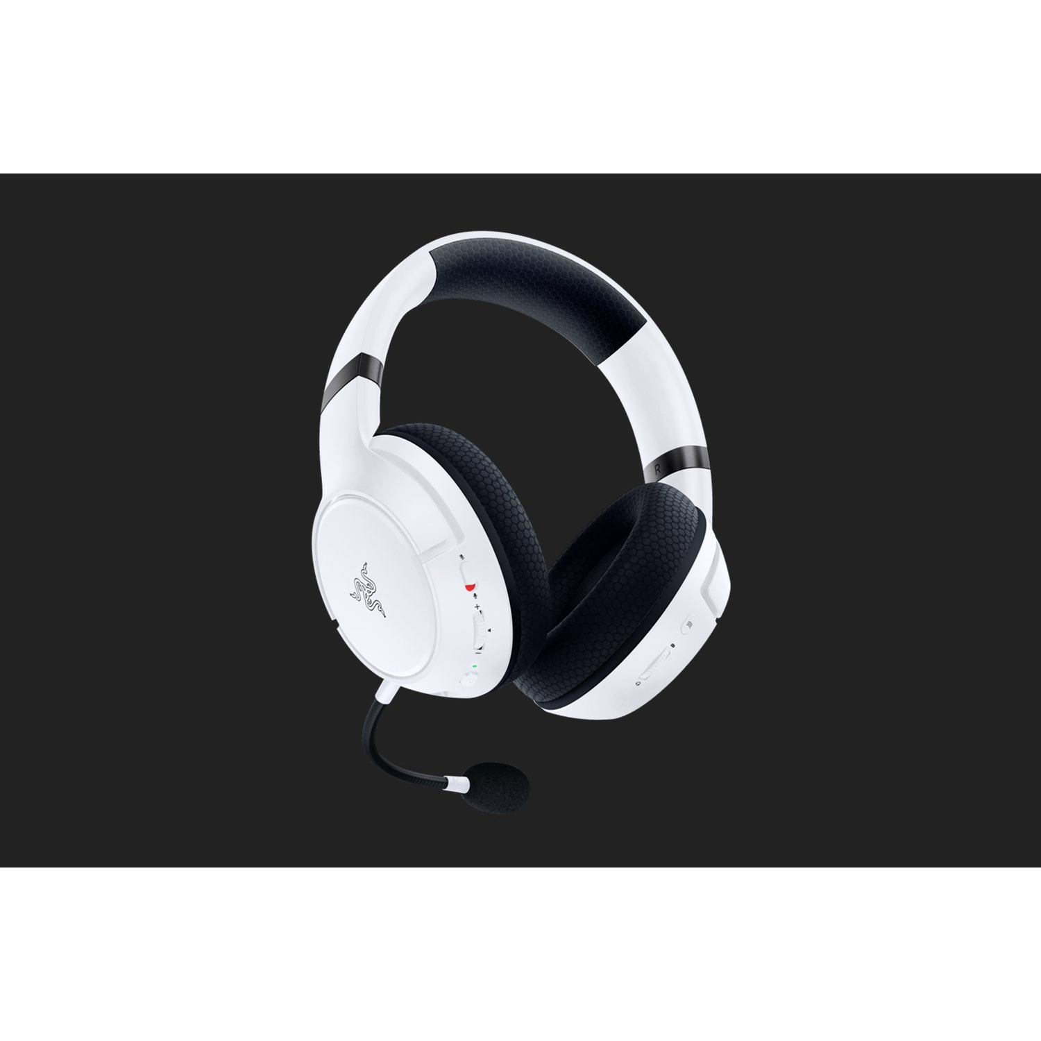 Auriculares para juegos blancos y negros con micrófono. Está sobre un fondo negro.