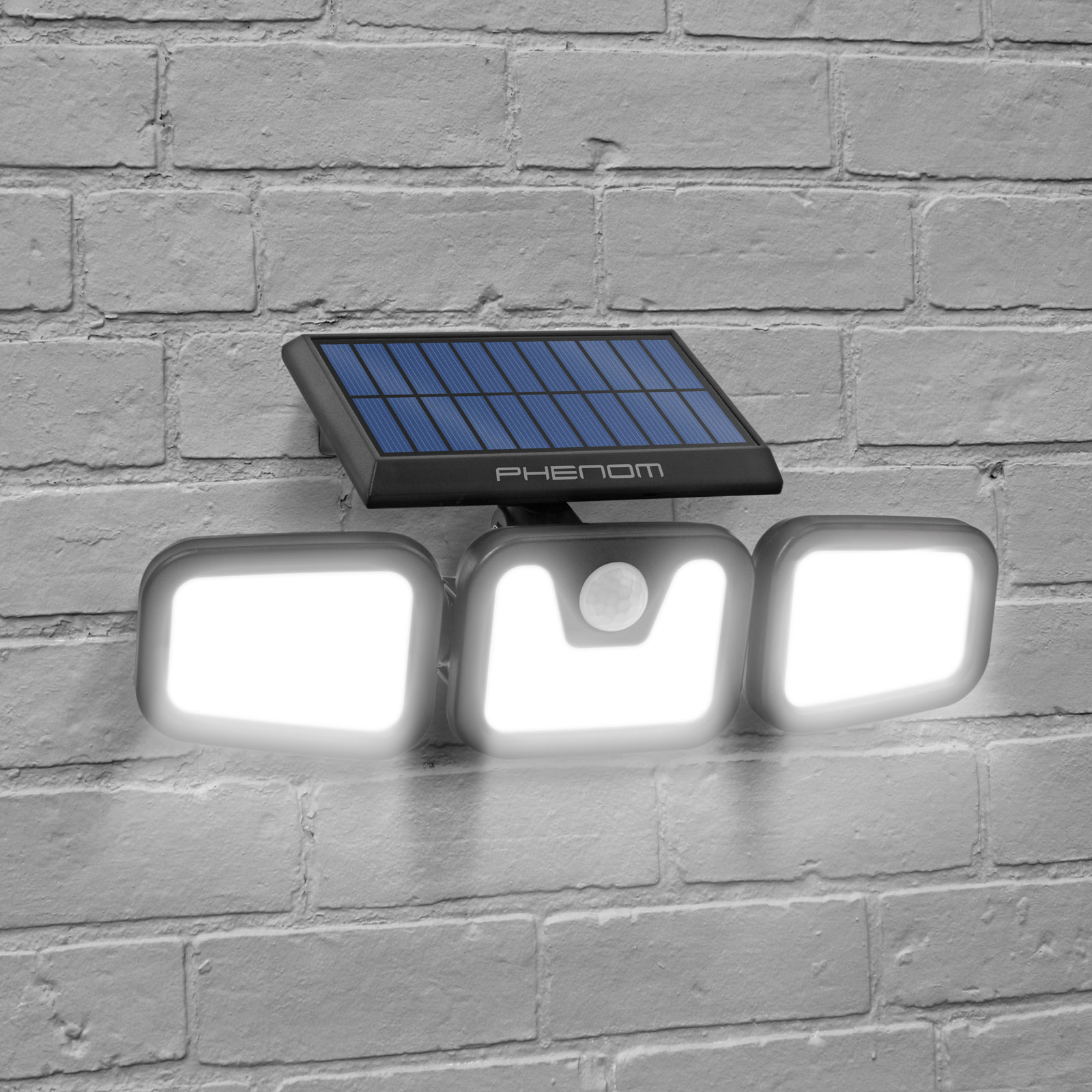 Napenergiával működő reflektor téglafalra szerelve. Három fényes fénye van.