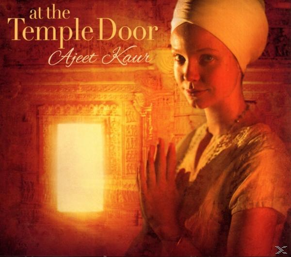 Album borító: Ajeet Kaur, kendős nő egy templom ajtaja előtt.