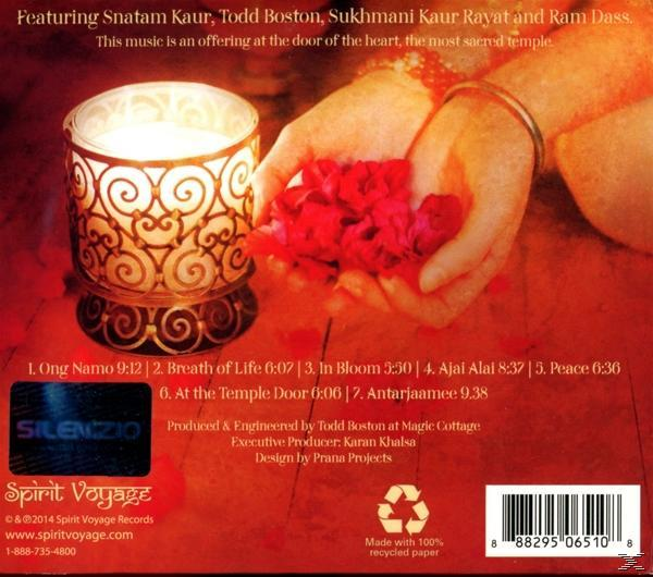 Egy CD borító, amelyen kezek virágokat tartanak egy gyertya mellett. Szöveg is látható.