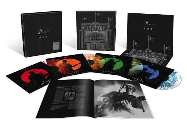 Een verzameling vinylplaten, albumhoezen en een boek, allemaal in zwart-wit.