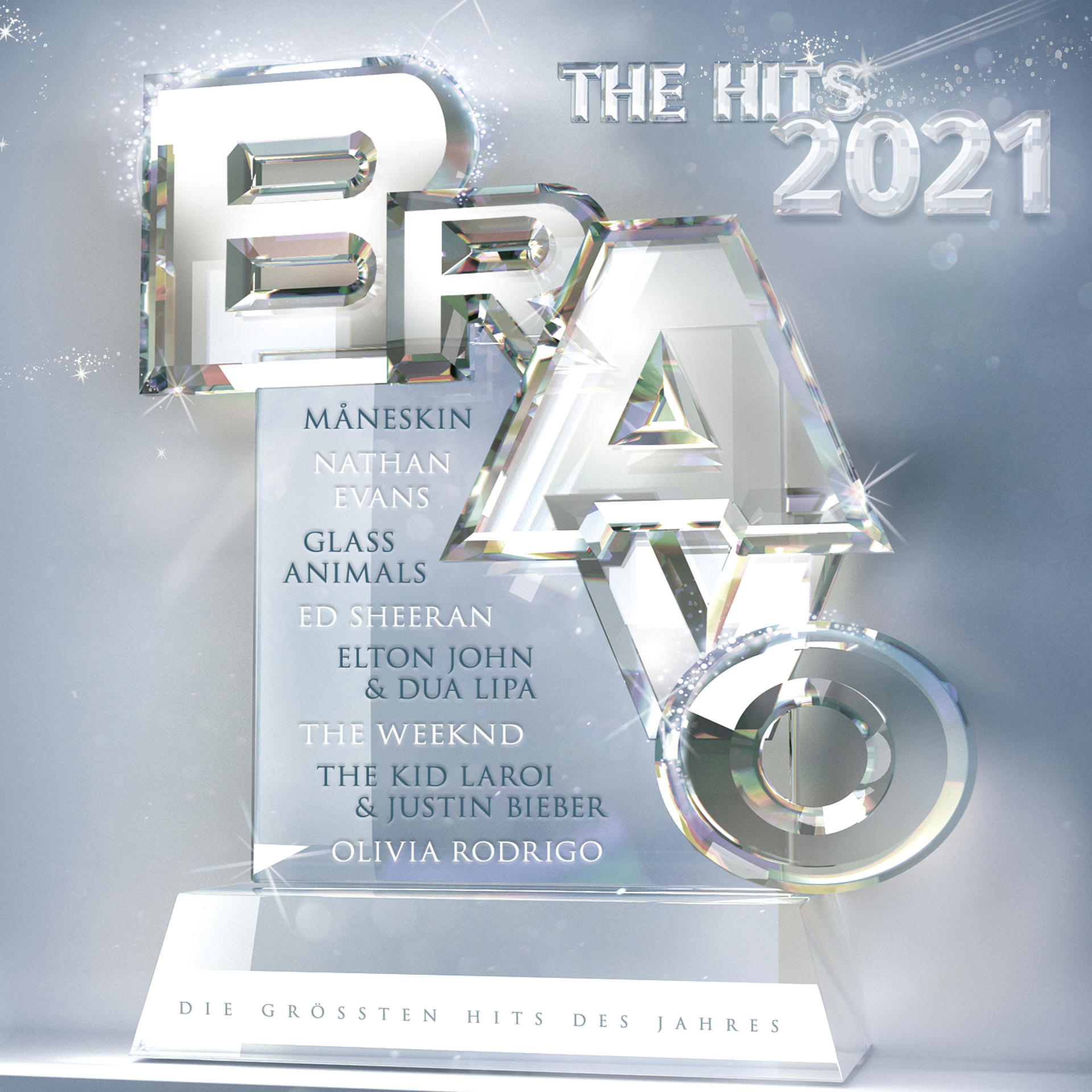 Bravo Hits 2021 Albumcover mit Künstlernamen auf silberner Trophäenstruktur.