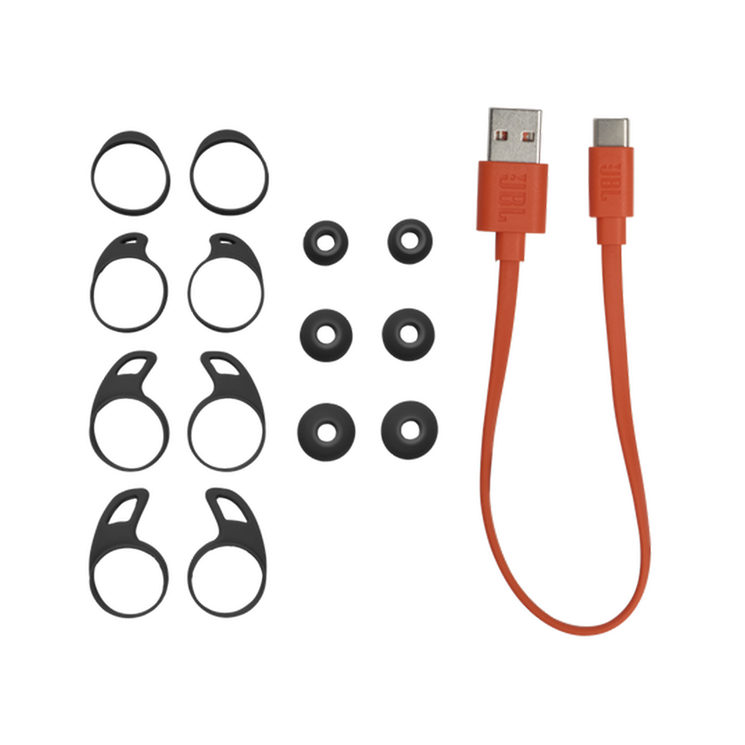 Accesorios para auriculares, incluyendo almohadillas y ganchos para las orejas, y un cable de carga naranja.