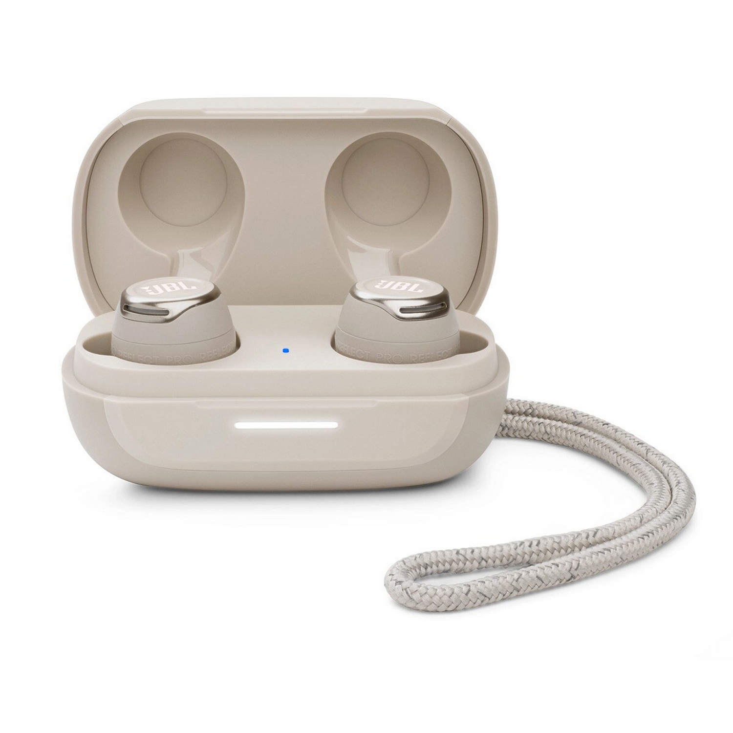 Un par de auriculares inalámbricos JBL en su estuche de carga, color beige, con un cordón.