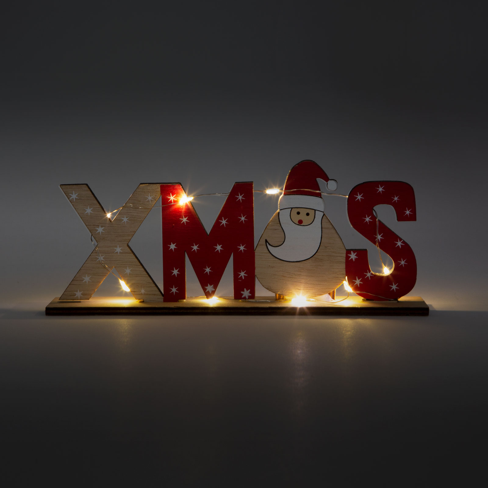 Fa karácsonyi dekoráció XMAS felirattal és Mikulással.