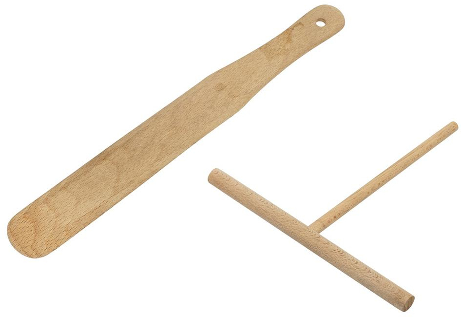 Twee houten keukengereedschappen: een spatel en een crêpemaker, geïsoleerd op wit.