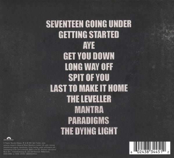 Die Rückseite eines Albumcovers mit einer Liste von Titeln in weißem Text.