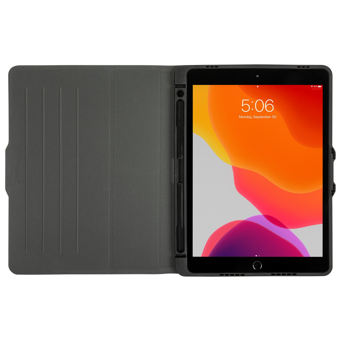 Kılıfı olan açık bir iPad. Ekran saat ve tarihi gösteriyor. Kılıf koyu gri.