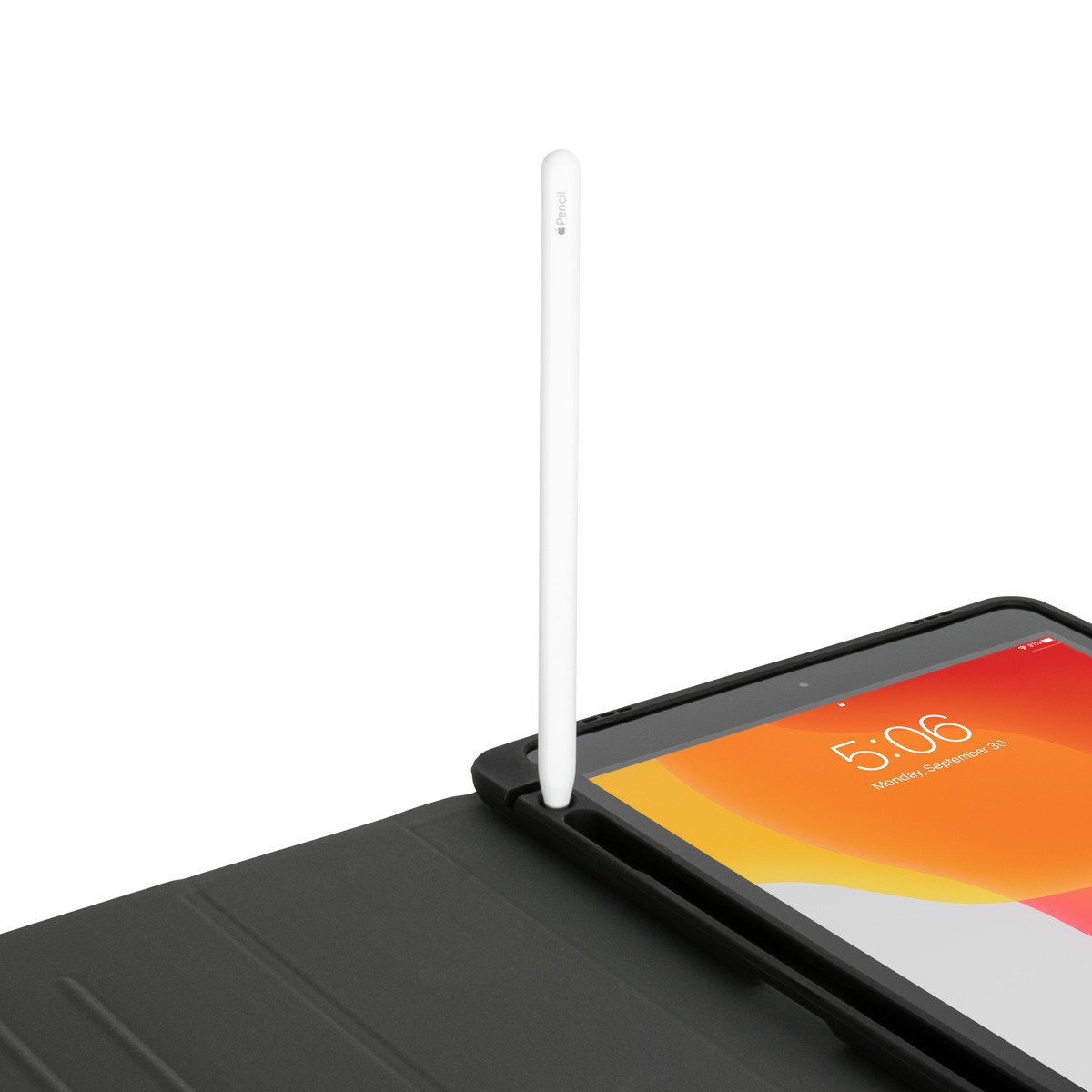Siyah bir kılıf içindeki bir iPad ve dik duran beyaz bir Apple Pencil.