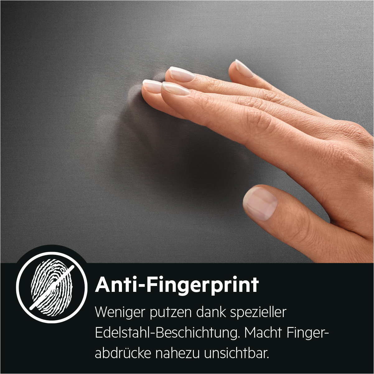 Eine Hand berührt eine dunkelgraue Oberfläche, die mit Anti-Fingerprint beschriftet ist.