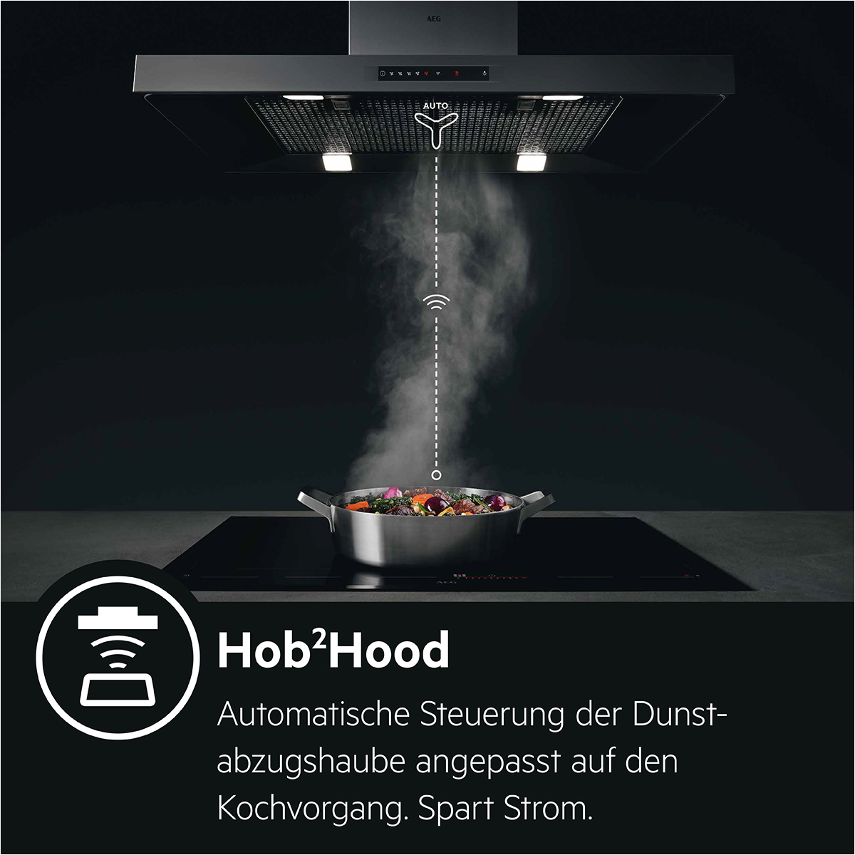 Eine schwarze Küchenhaube mit Dampf, der aus einem Topf auf einem schwarzen Herd aufsteigt.