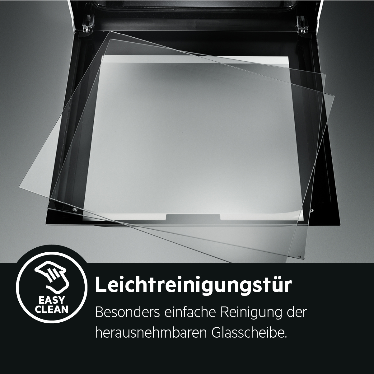 Backofen mit Glastür. Easy Clean Text unten links. Weißer und schwarzer Text auf schwarzem Hintergrund.