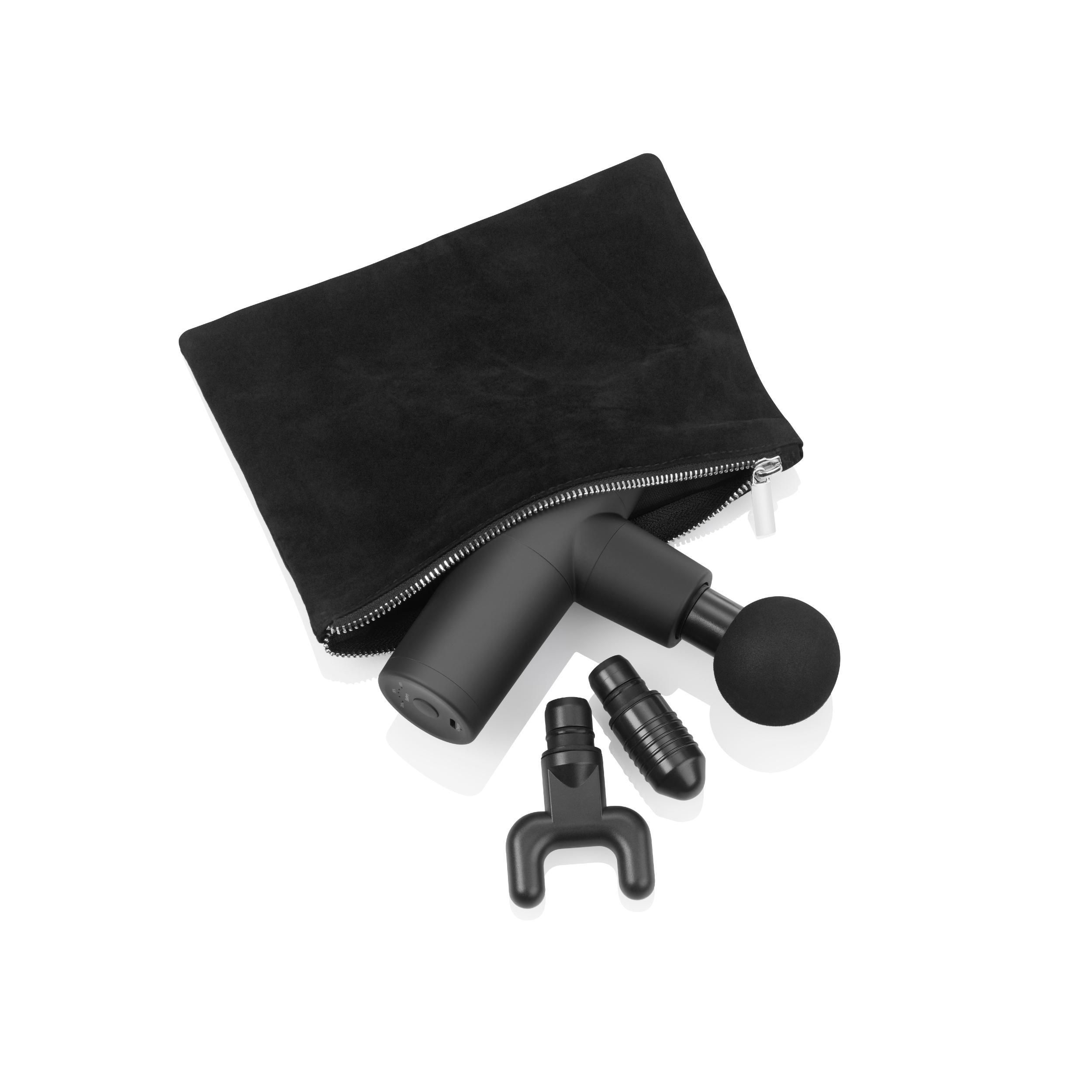 Eine schwarze Massagepistole mit drei Aufsätzen in einer schwarzen Tasche.
