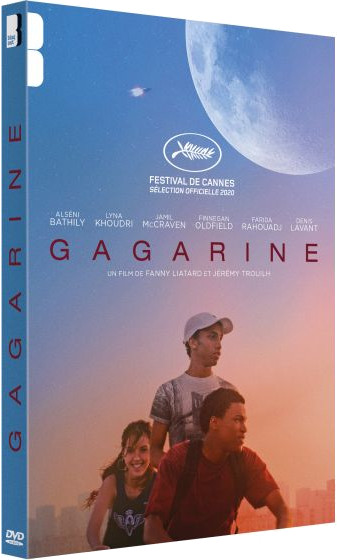 DVD-hoes voor 'Gagarine'. Drie mensen op een dak met een maan en tekst.