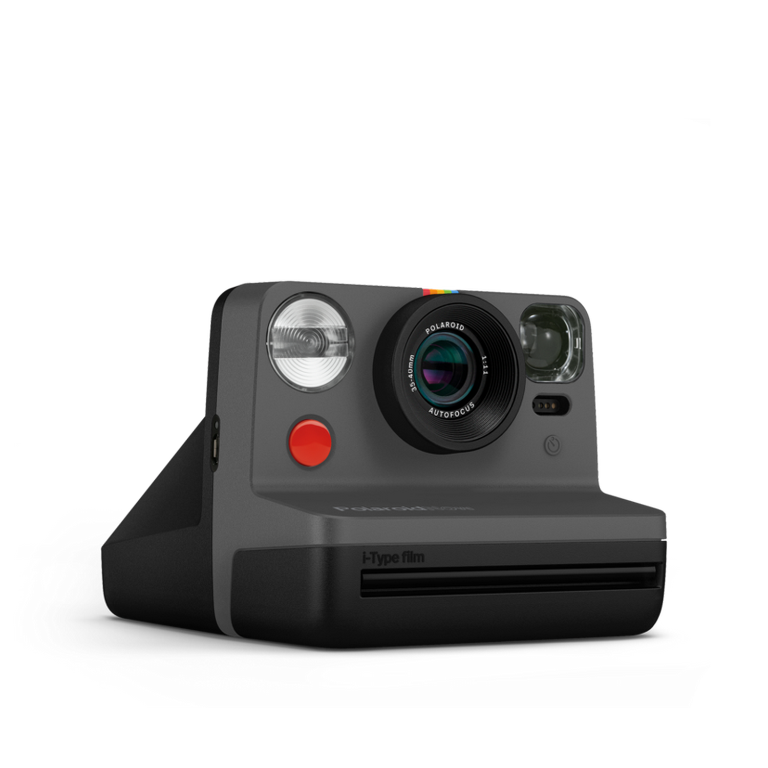 Cámara Polaroid Now negra y gris. Botón rojo, enfoque automático y película i-Type visibles.