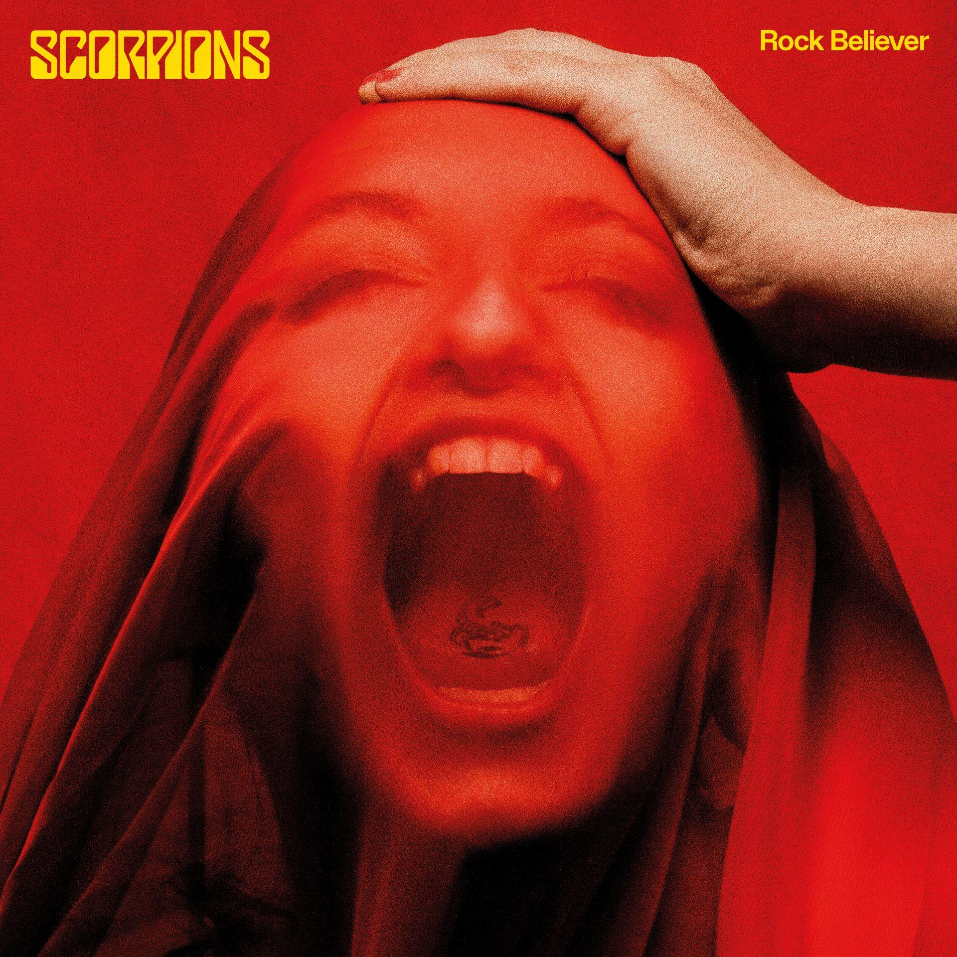 Album borító. Piros háttér. Szövet mögül kiáltó arc. Kéz a fejen. Scorpions zenekar logója.
