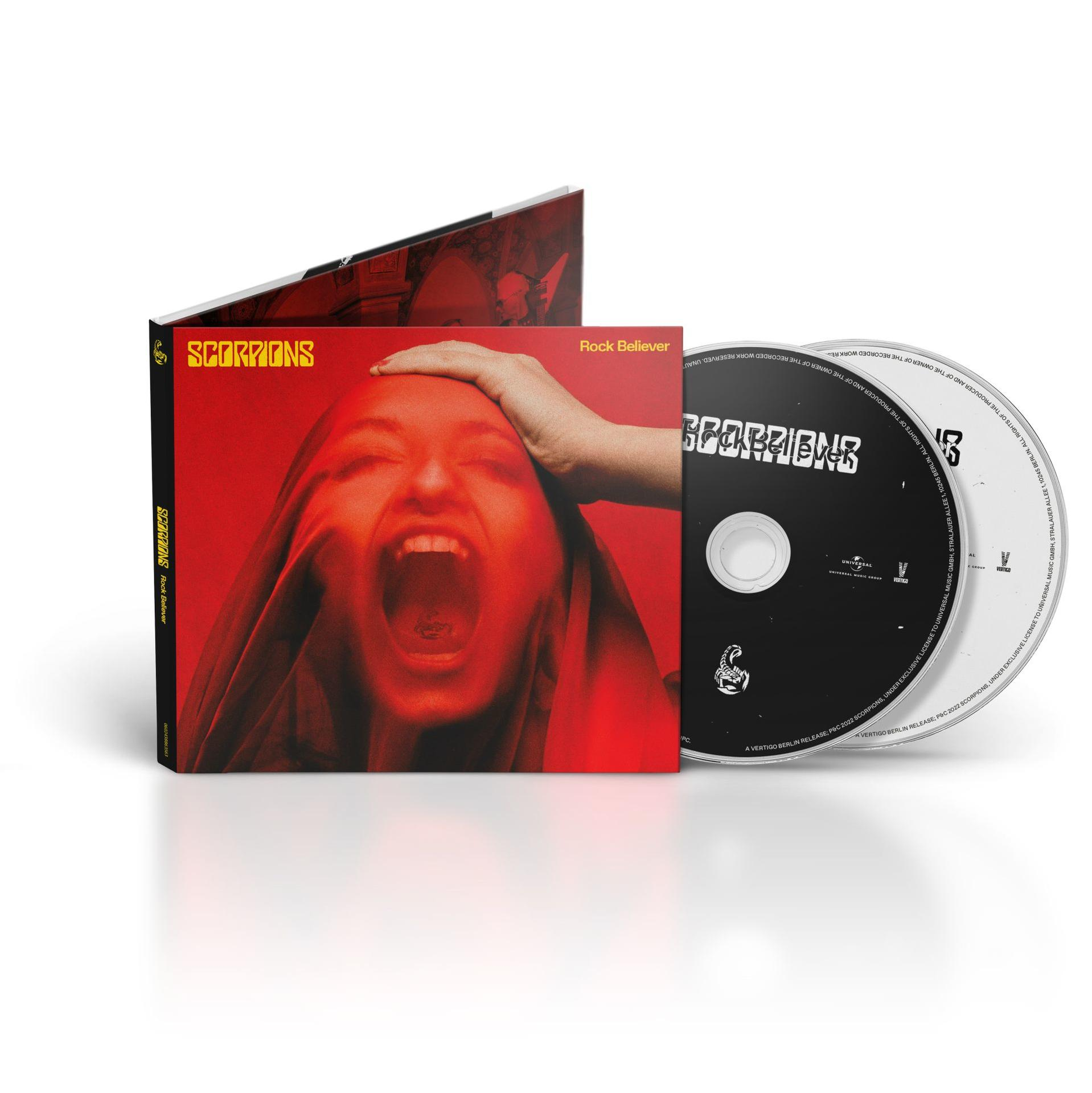 CD-tok egy vörös borítóval, amelyen egy sikító nő látható. Két CD van mellette.