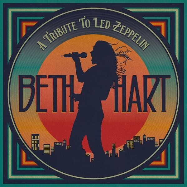 Pochette d'album : silhouette de Beth Hart chantant dans un micro, avec du texte. Le fond a un coucher de soleil et une ville.