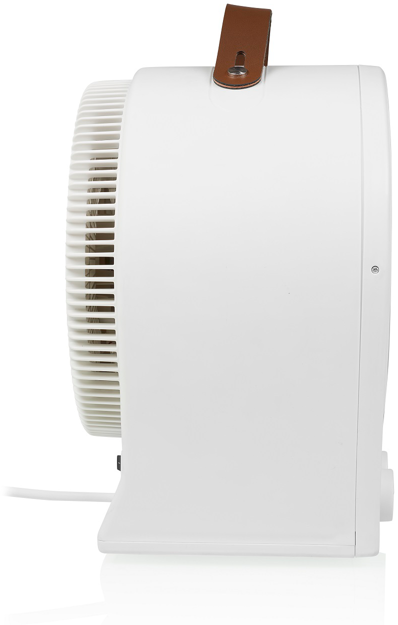Ein weißer Ventilator mit braunem Ledergriff. Der Ventilator hat ein schlankes, modernes Design.