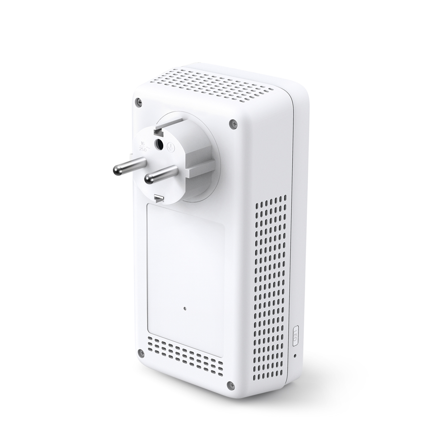Adaptador de corriente blanco con enchufe. Tiene muchos agujeros y es blanco. Aislado.