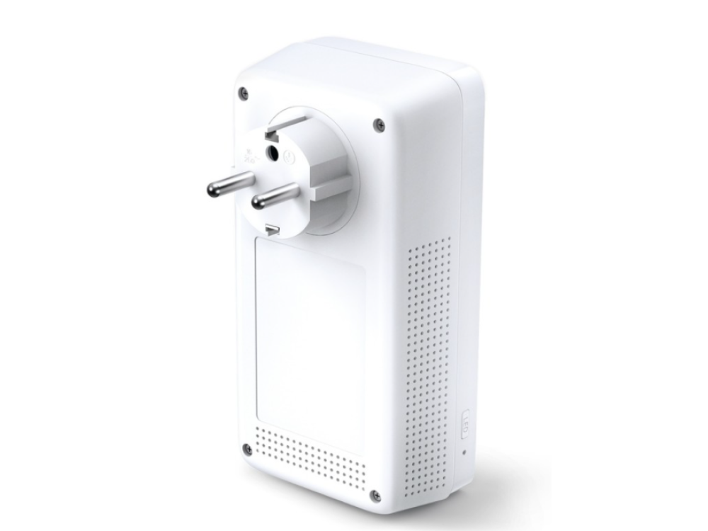 Un adaptador de línea eléctrica TP-Link blanco enchufado a una toma de corriente, con enchufe y ventilación.