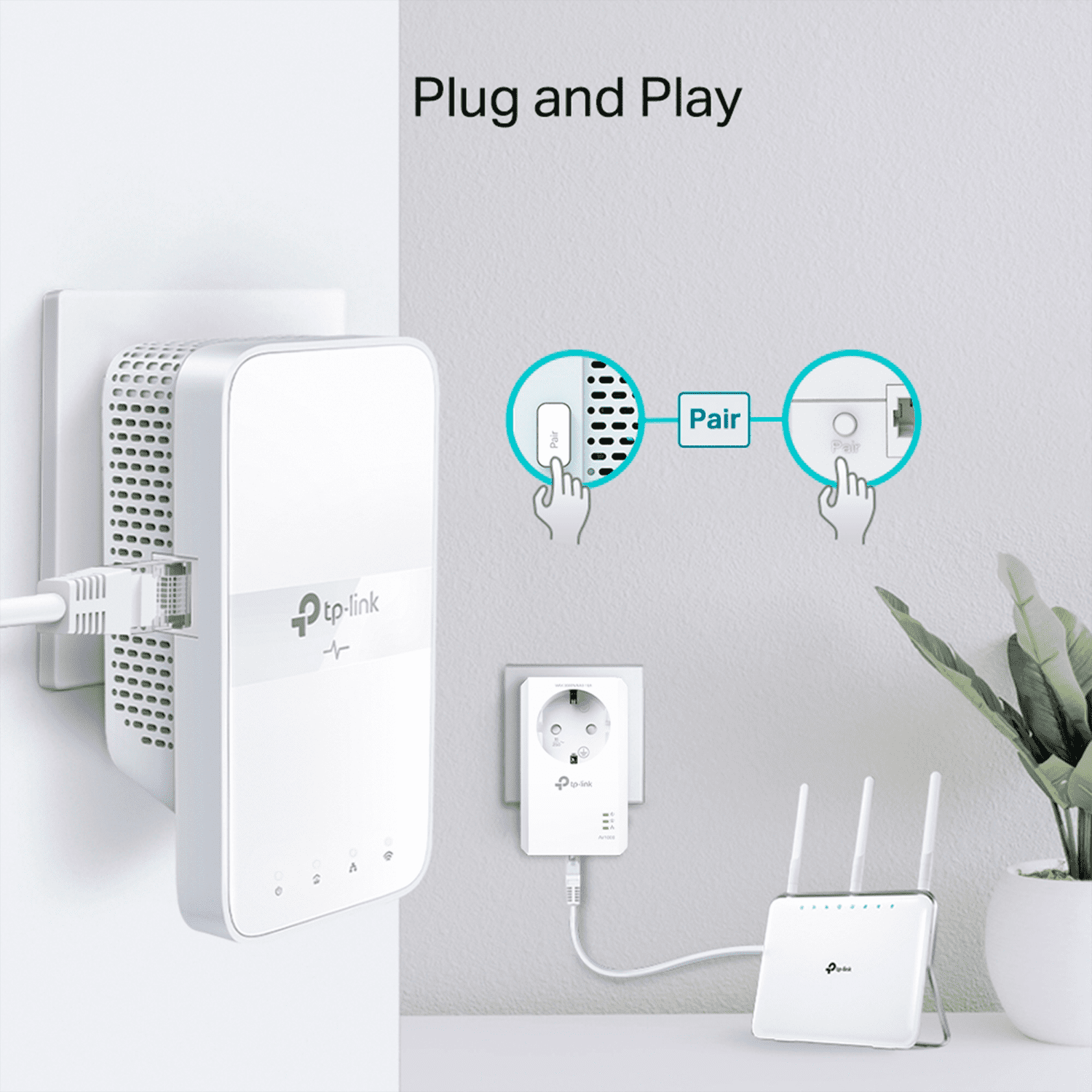 Dispositivo TP-Link enchufado a la pared, con un enrutador cerca. 'Plug and Play' está escrito arriba.