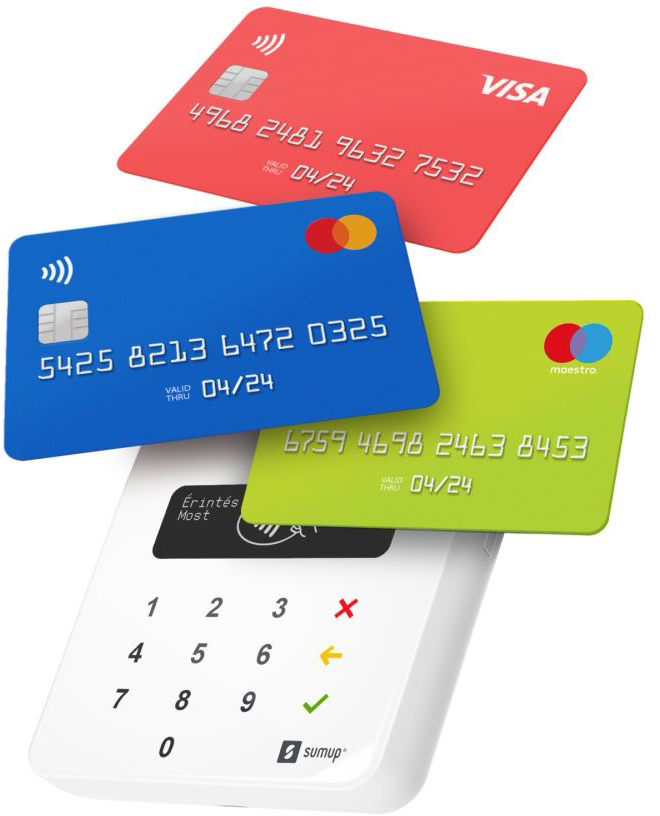 Fizetési terminál három hitelkártyával: piros Visa, kék Mastercard, zöld Maestro.