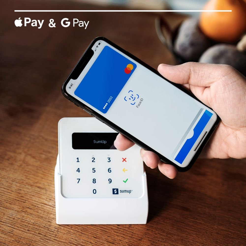 Egy személy keze egy telefont tart a SumUp fizetési terminál felett. Apple Pay és G Pay logók láthatók.