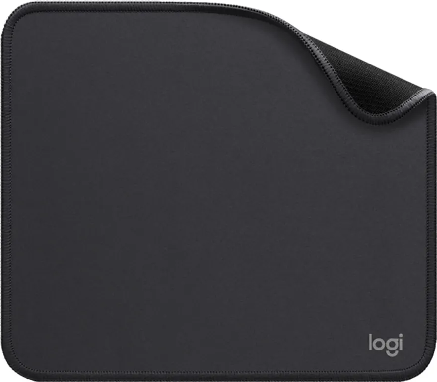 Schwarzes Logitech-Mauspad mit einer genähten Kante und dem Logitech-Logo.