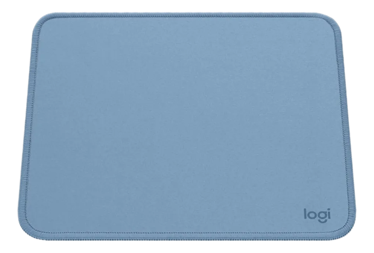 Tapis de souris bleu clair. Forme carrée, bords cousus. Logo Logi dans le coin inférieur droit.