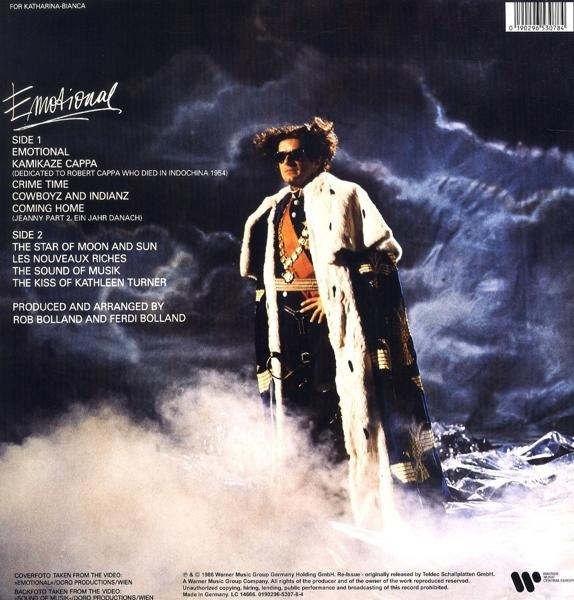 Ein Mann in einer königlichen Robe steht im Nebel vor dramatischem Himmel.