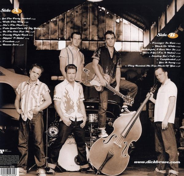 Albumcover mit Band, fünf Männern, die mit Instrumenten in einer Garage posieren.