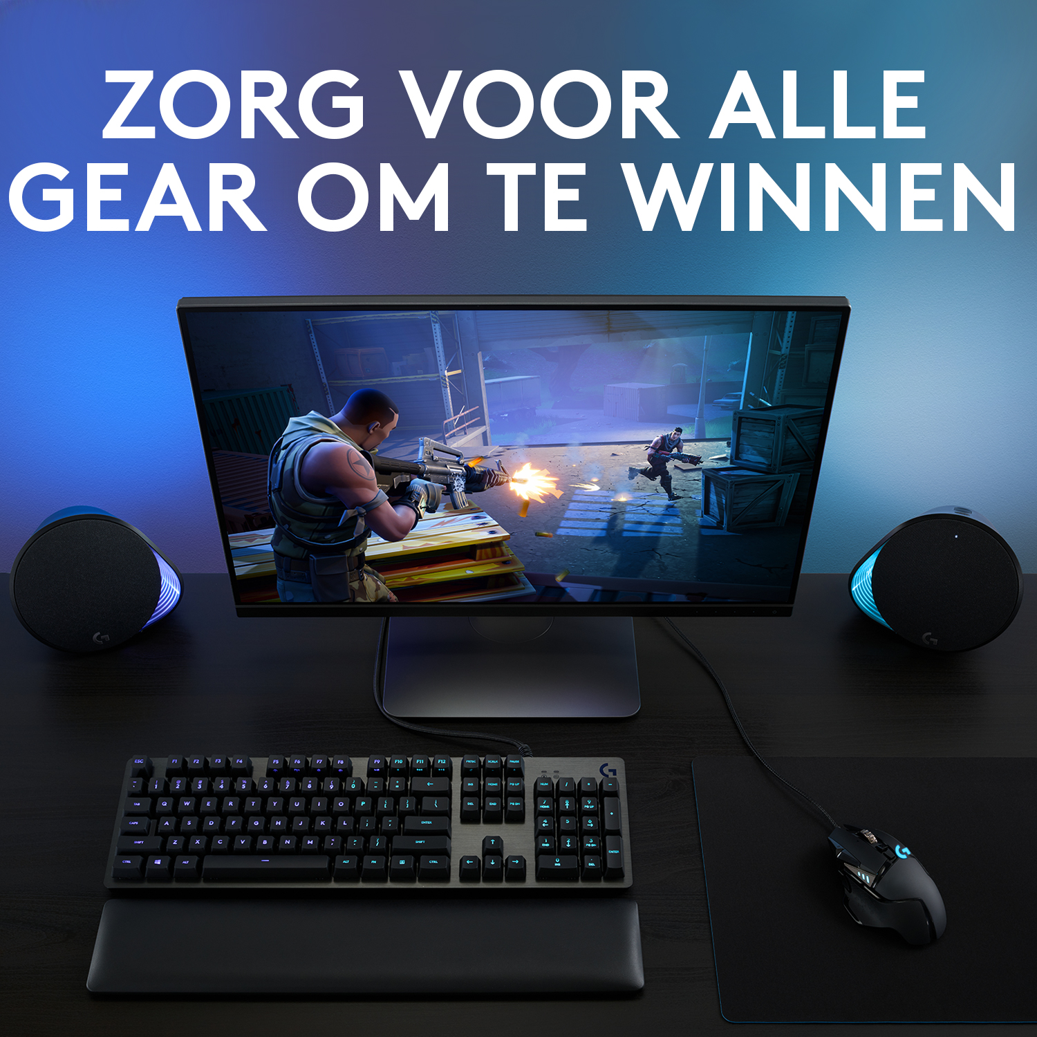 Gaming setup met monitor, speakers, toetsenbord en muis op een donker oppervlak.