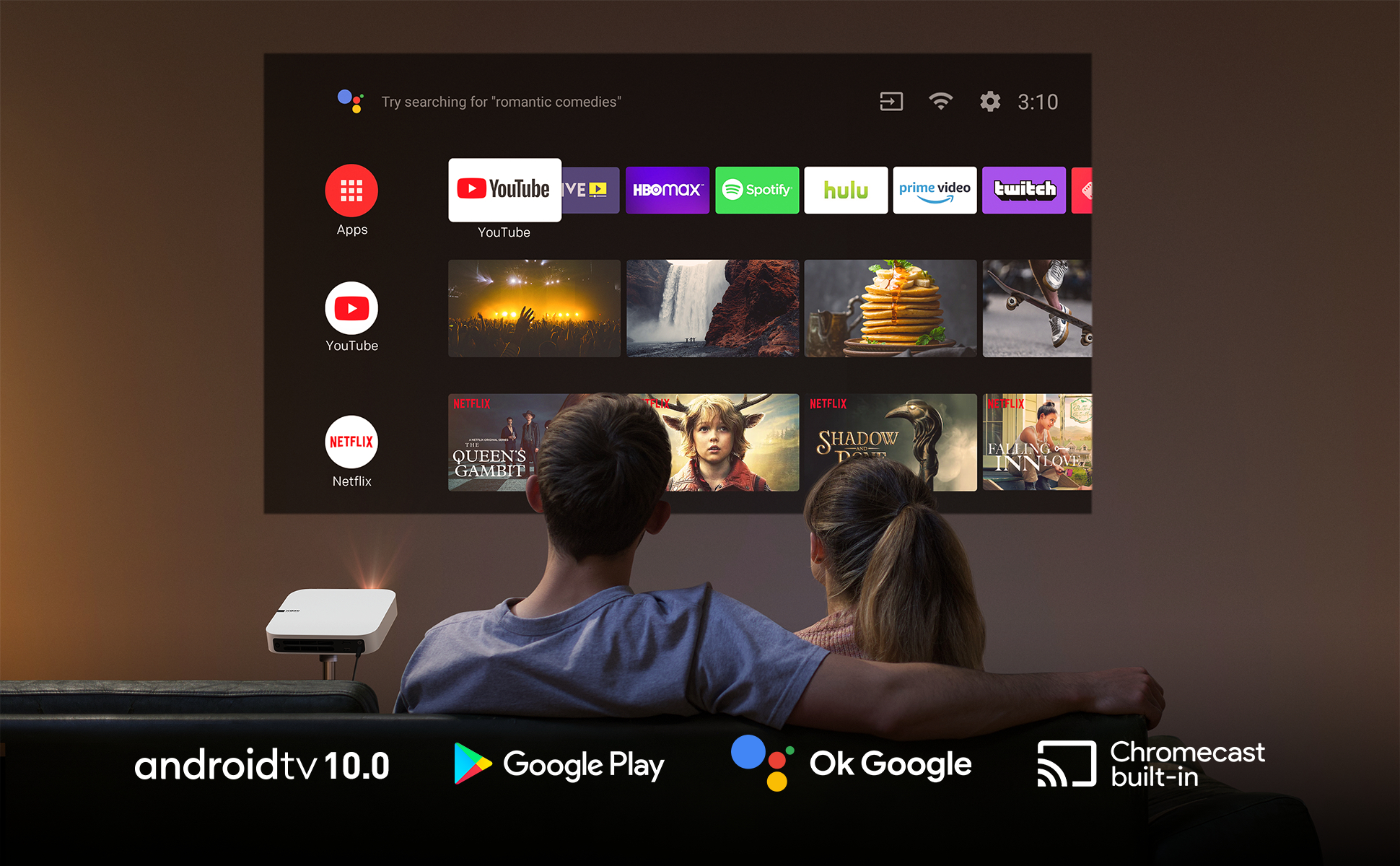 Paar, das sich Inhalte im Fernsehen, YouTube, Netflix ansieht. Der Projektor zeigt den Inhalt. Android TV 10.0, Google Play, Ok Google