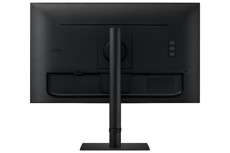 Schwarzer Computermonitor. Schwarzer Ständer. Samsung-Logo auf der Rückseite. Weißer Hintergrund.