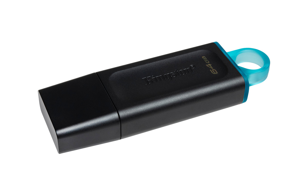 Mavi halkalı siyah USB sürücü, Kingston markası, beyaz zemin.