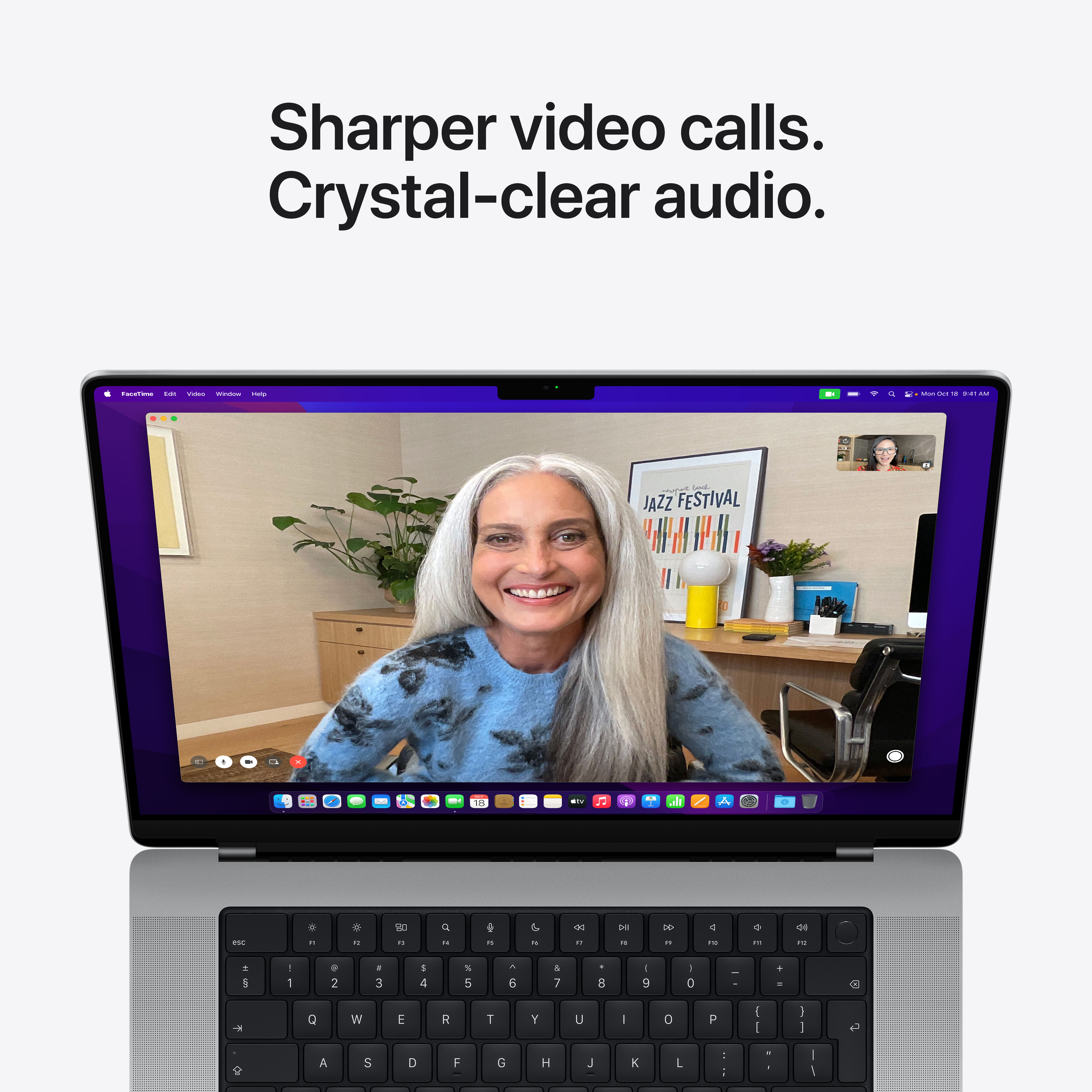 Laptop-Bildschirm zeigt Videoanruf mit lächelnder Frau. Silberner Laptop, schwarze Tastatur.