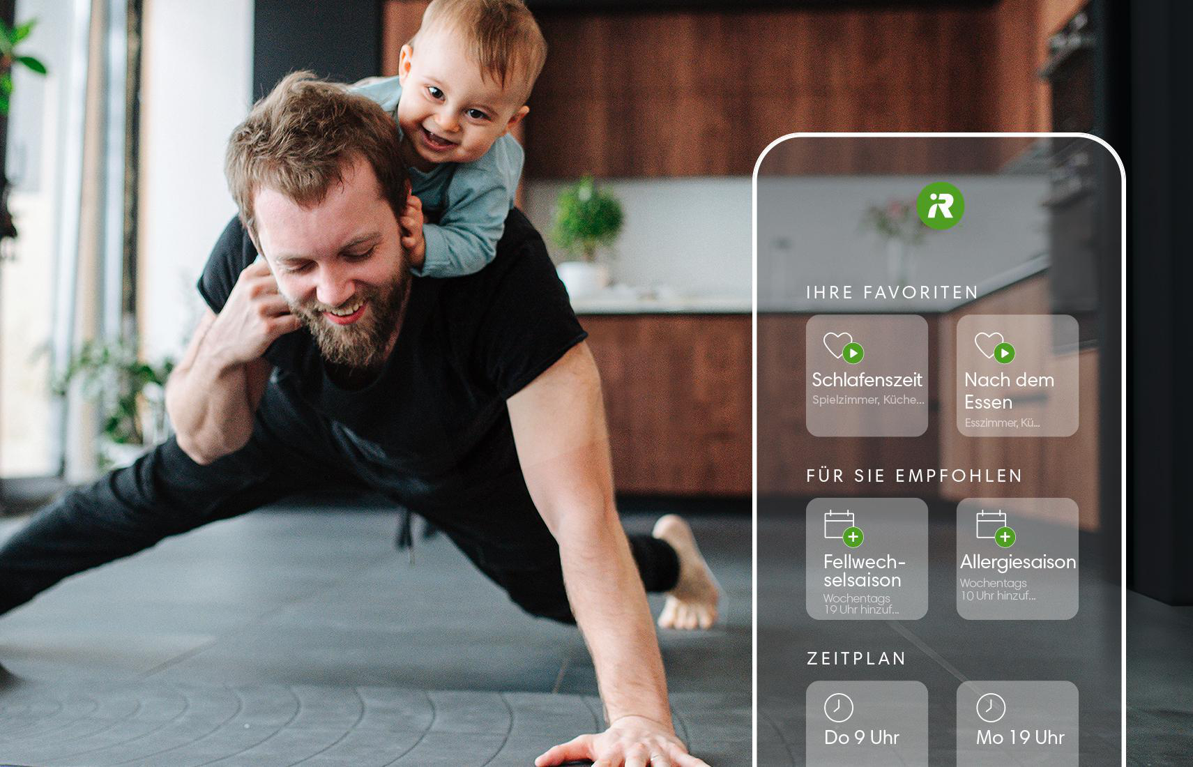 Mann macht Plank-Übung mit Baby auf dem Rücken, neben einem Telefonbildschirm.
