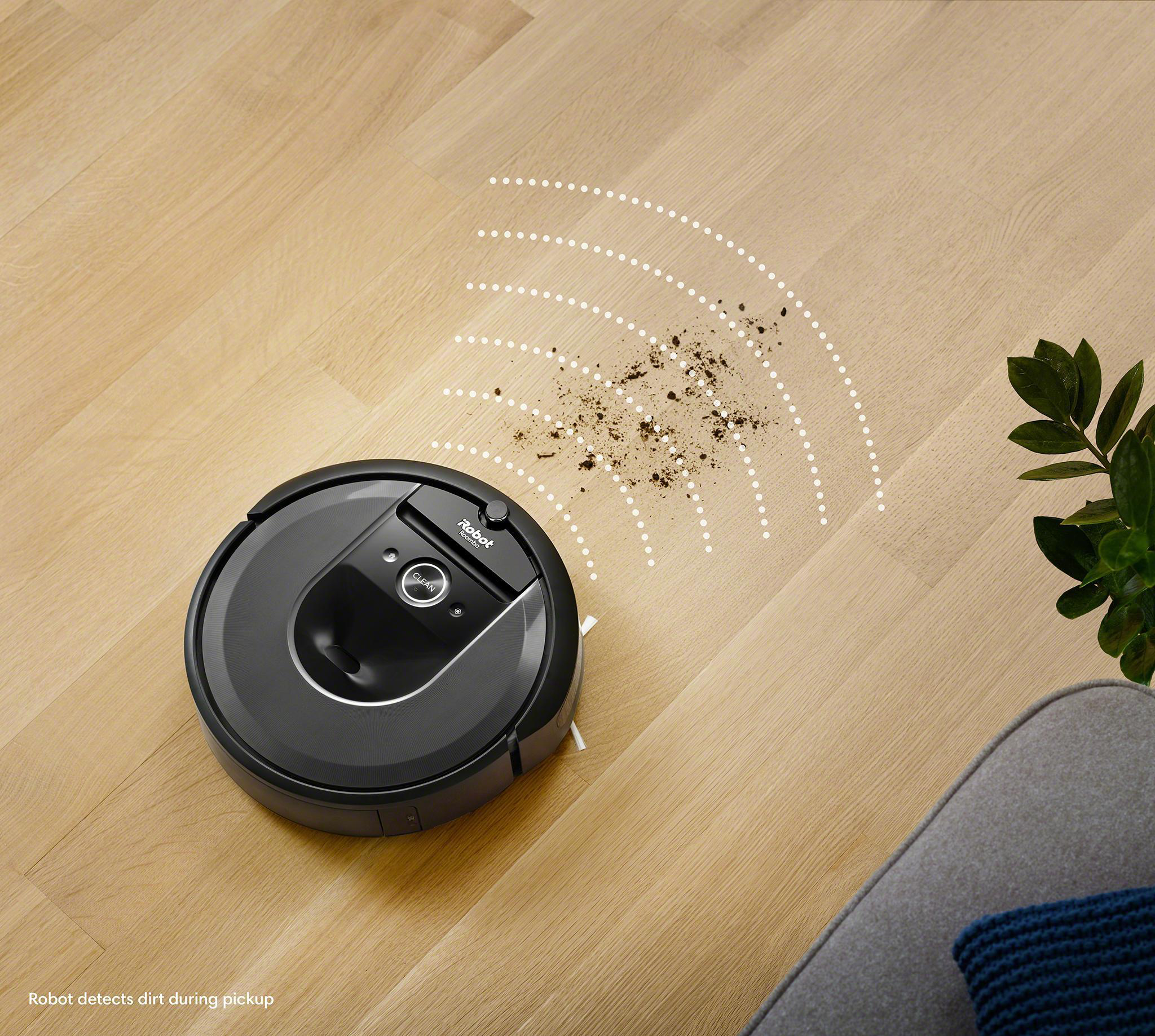 Ein Roomba-Roboter-Staubsauger, der einen Holzboden reinigt.