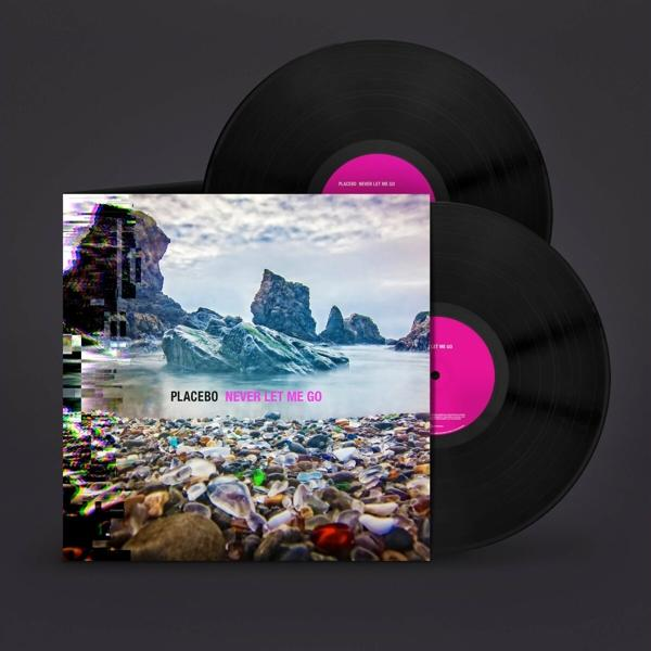 Pochette de l'album 'Never Let Me Go' de Placebo, avec un paysage côtier et des disques vinyles.