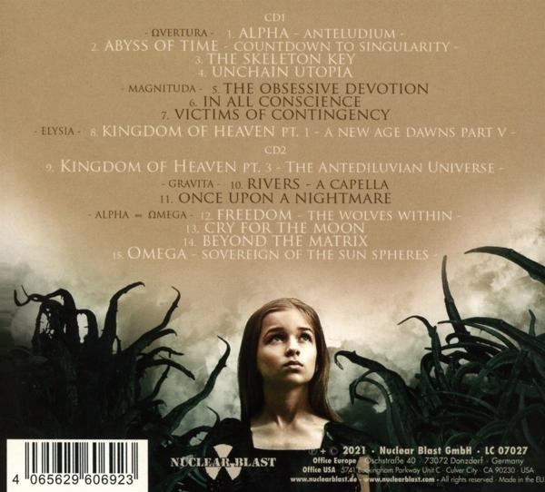 CD-Rückseite mit Titelliste und einem Mädchen, das nach oben schaut. Schwarz und weiß.