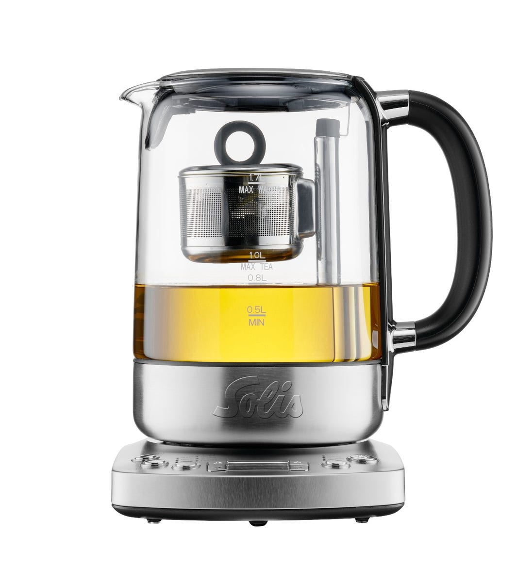 Théière en verre avec infuseur à thé. Base métallique. Fond blanc.