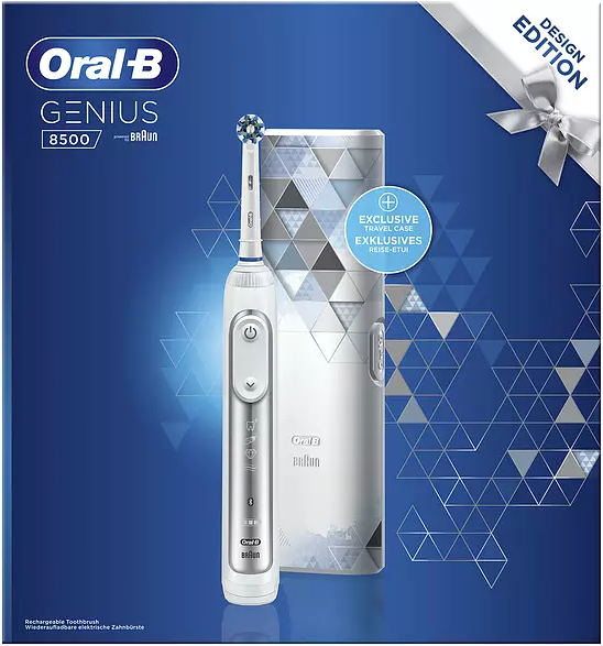 Witte Oral-B elektrische tandenborstel met etui, en een blauw-witte achtergrond.