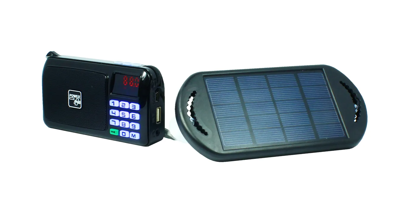 Schwarzes Solarradio mit Digitalanzeige und separatem Solarpanel.