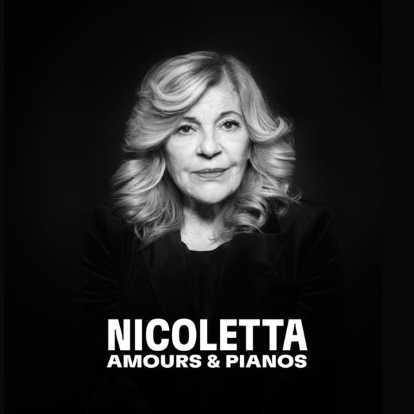 Une photo en noir et blanc de Nicoletta. C'est une femme blonde avec son nom en dessous.